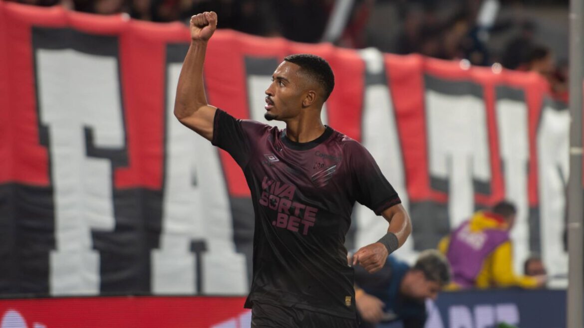 em-serie-b-tao-fraca,-athletico-vence-apos-um-mes-e-volta-a-sonhar