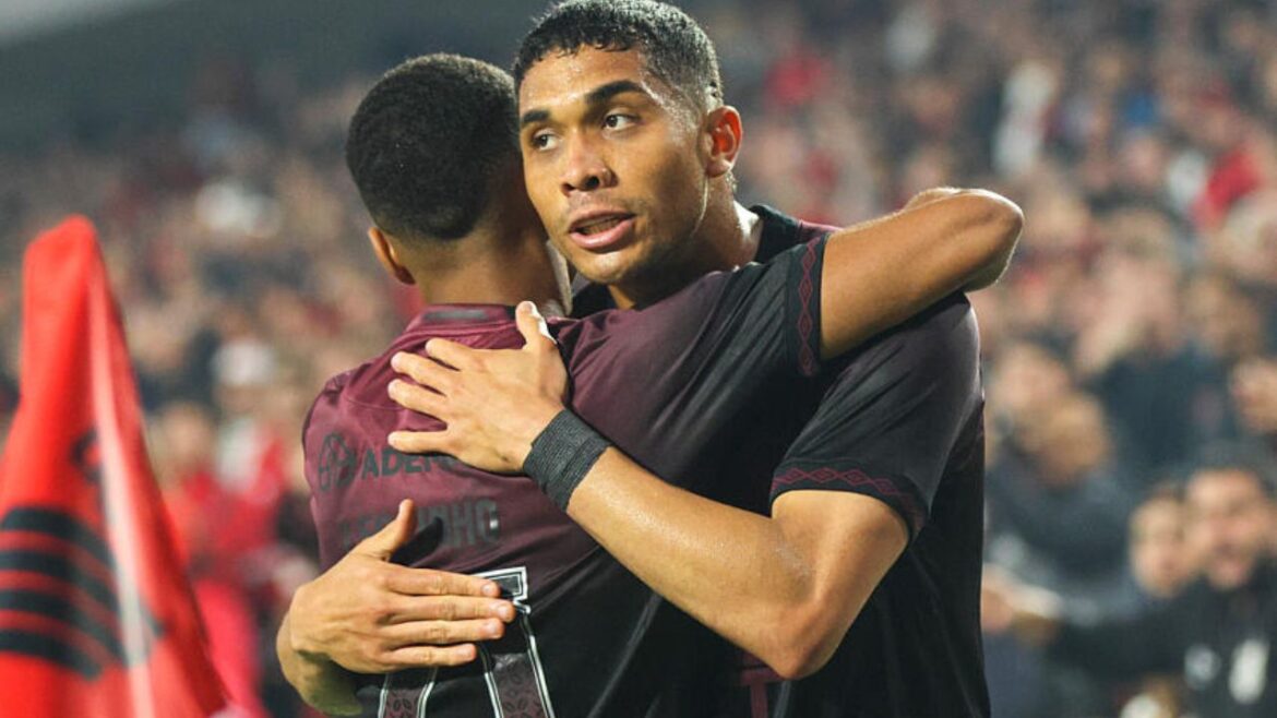 athletico-tem-jogador-ovacionado-na-arena-da-baixada