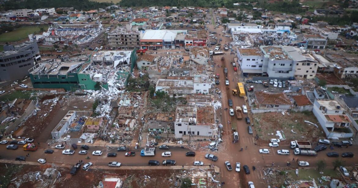 tornado-no-parana:-governo-anuncia-forca-tarefa-para-reconstrucao-de-casas