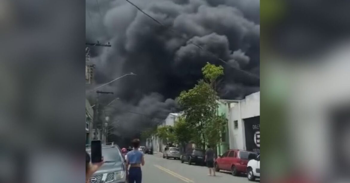 incendio-atinge-fabrica-de-tecidos-na-regiao-do-bras;-veja