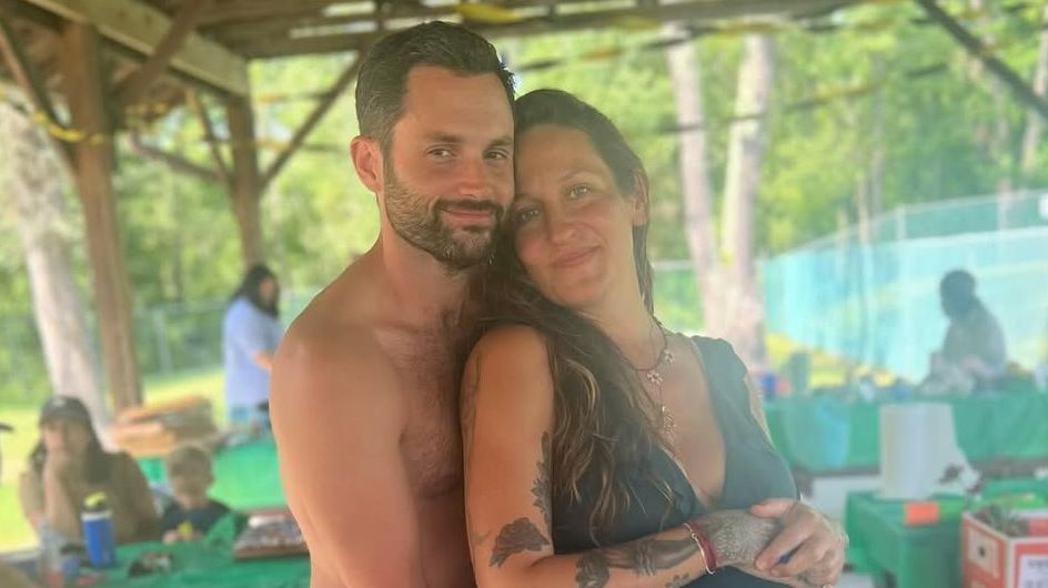 penn-badgley-diz-que-casamento-entrou-em-crise-apos-esposa-sofrer-abortos