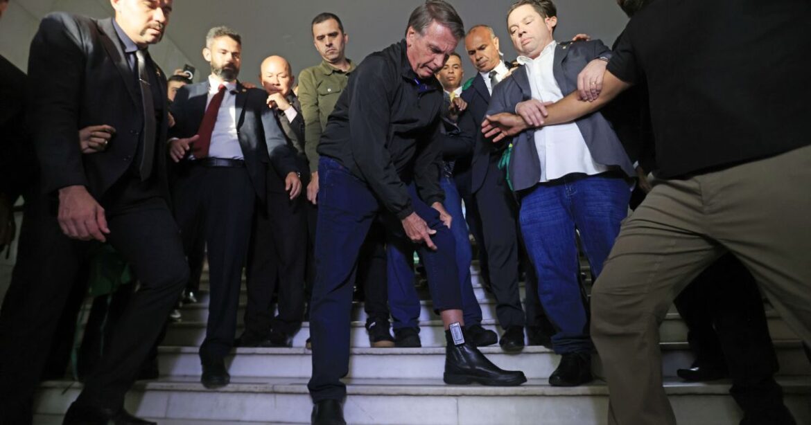 tornozeleira-de-bolsonaro:-policia-fara-pericia-para-identificar-danos
