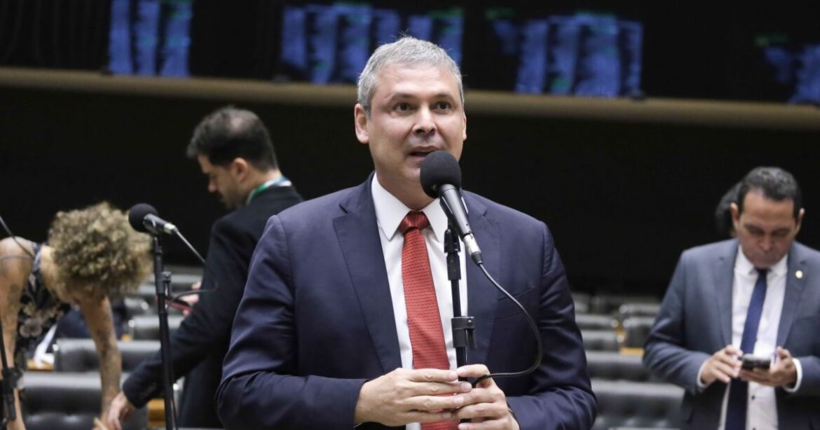 lider-do-pt-culpa-hugo-motta-por-crise-de-confianca-entre-camara-e-governo