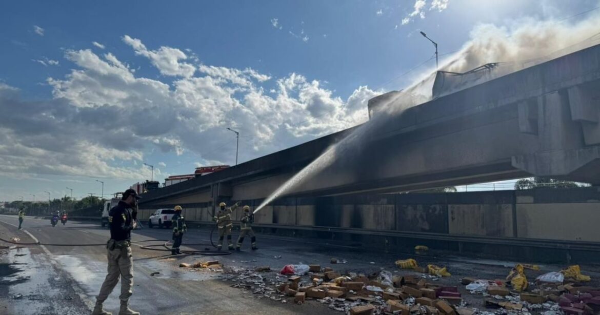 motorista-morre-apos-caminhao-tombar-e-pegar-fogo-no-acesso-a-porto-alegre